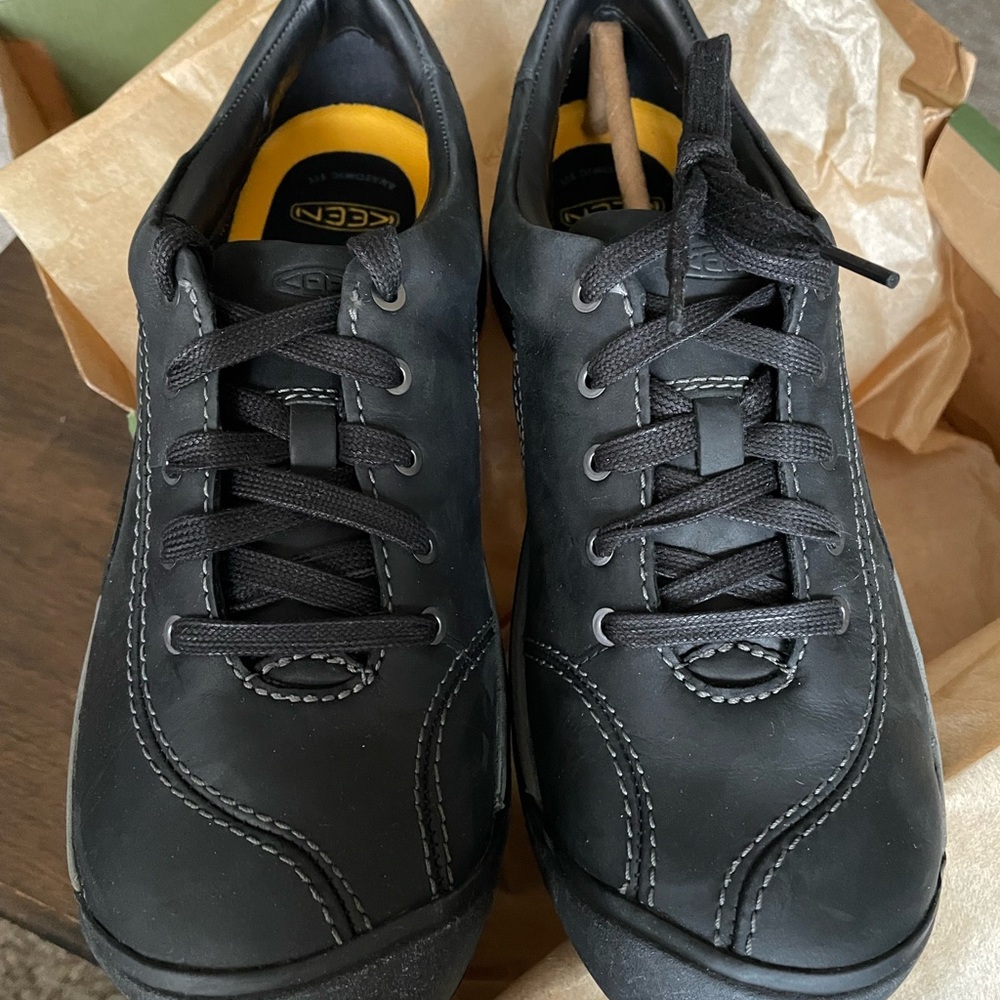 KEEN Woman’s Black Leather Presidio II Shoes •NEW•